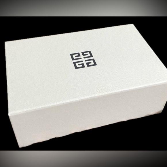 ‼️ Givenchy x BAMBI Disney LIMITED EDITION Collectible Long Zip Around Wallet - Picture 2 of 16